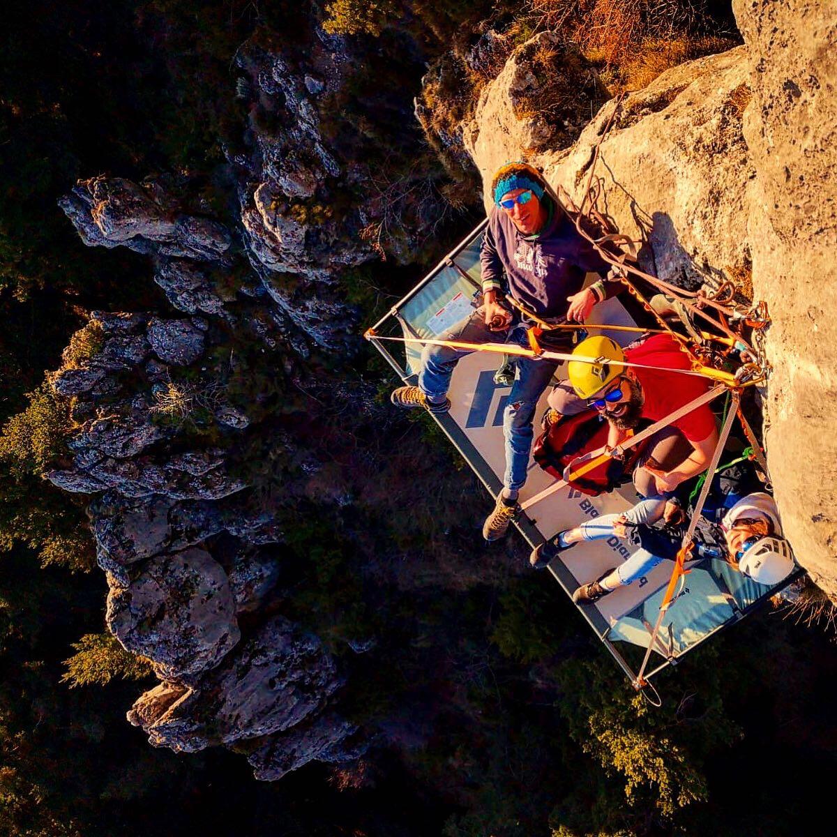 Apéro Portaledge : Une Expérience Vertigineuse et Conviviale Suspendue en Plein Air