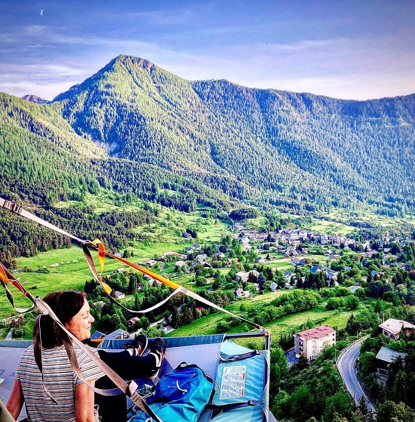 Apéro Portaledge : Une Expérience Vertigineuse et Conviviale Suspendue en Plein Air