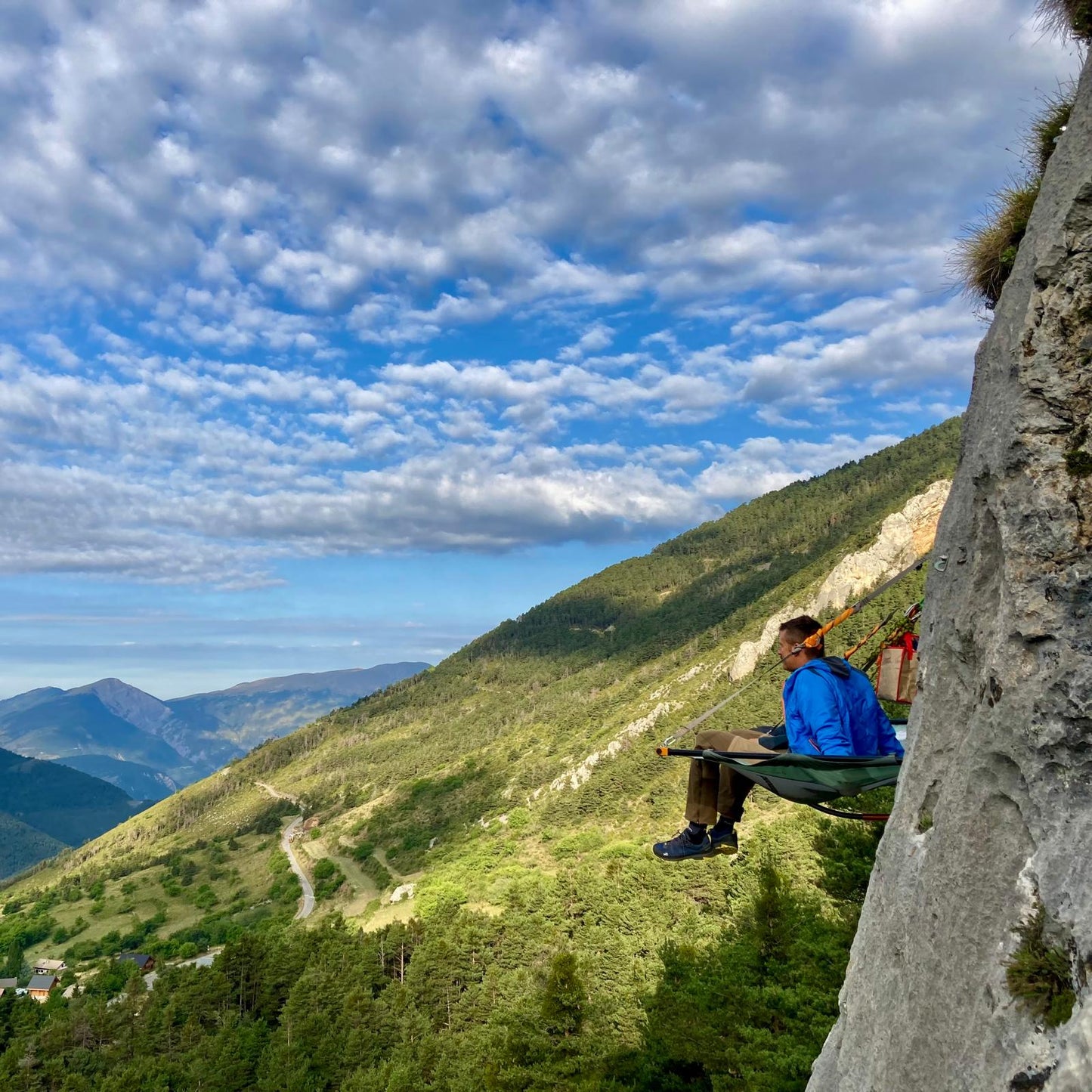 Apéro Portaledge : Une Expérience Vertigineuse et Conviviale Suspendue en Plein Air